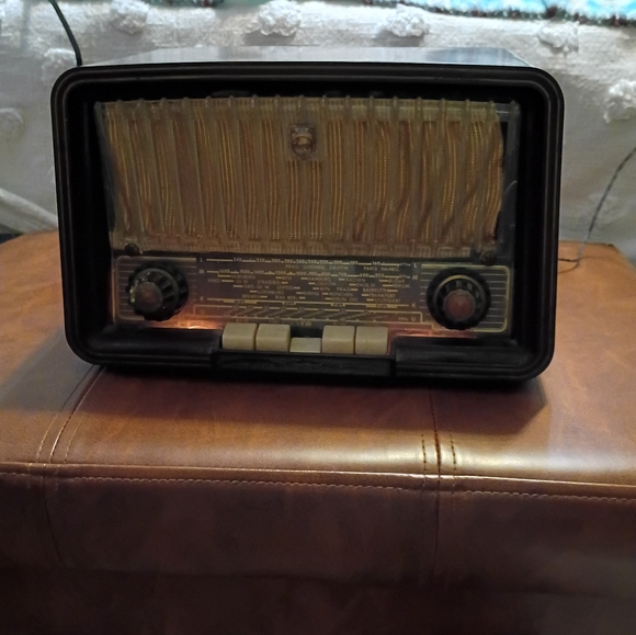 Vintage Black and Gold Radio - Picture 3 of 6